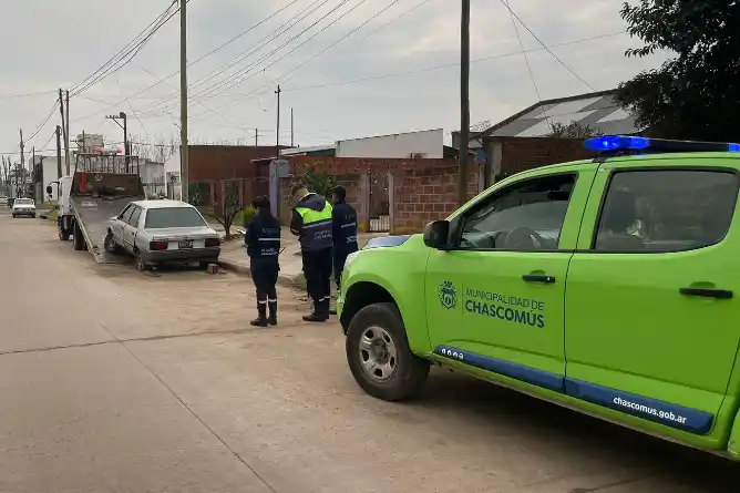 Continúa el retiro de vehículos abandonados en la vía pública