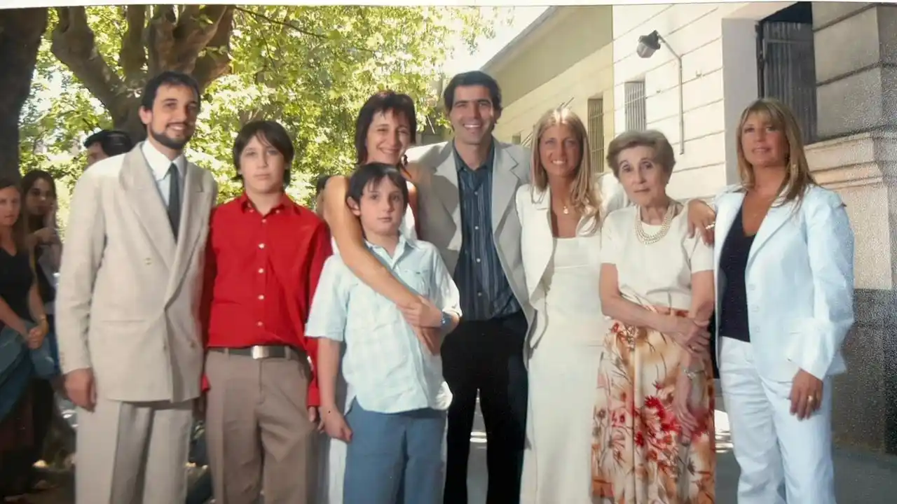 En familia. El casamiento en 2006 de Lucía, la hija de Arturo Bonasorte. Se observa a Laura (tercera desde la izquierda), su esposo Fernando, sus hijos Franco y Dante; Federico y Lucía; Sedení, mamá de Laura; y María José, su cuñada. Los ausentes, desaparecidos en la dictadura, son el papá de Lucía y su otra tía María Sedení