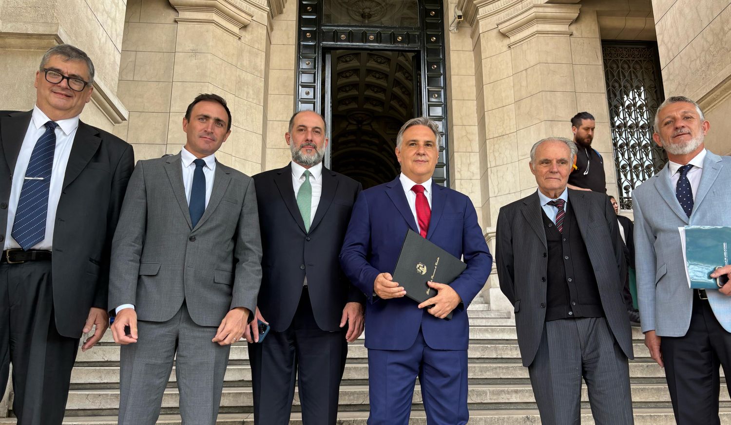 Llaryora corte