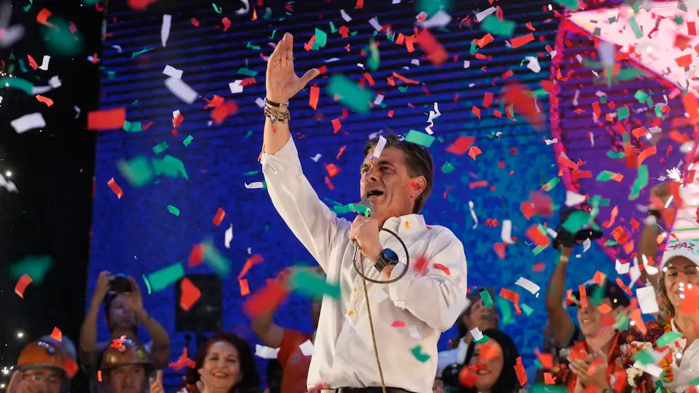 El candidato presidencial Rodrigo Paz se dirige a sus partidarios durante un mitin de cierre de campaña antes de la segunda vuelta electoral, el miércoles 15 de octubre de 2025, en Tarija, Bolivia. (AP Foto/Juan Karita)