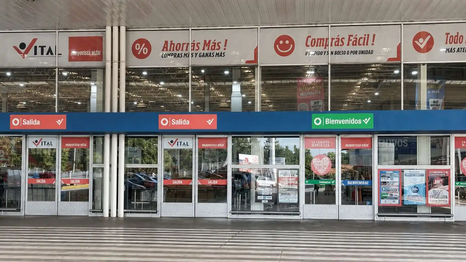 Los sospechosos fueron localizados en inmediaciones del comercio tras un operativo cerrojo.