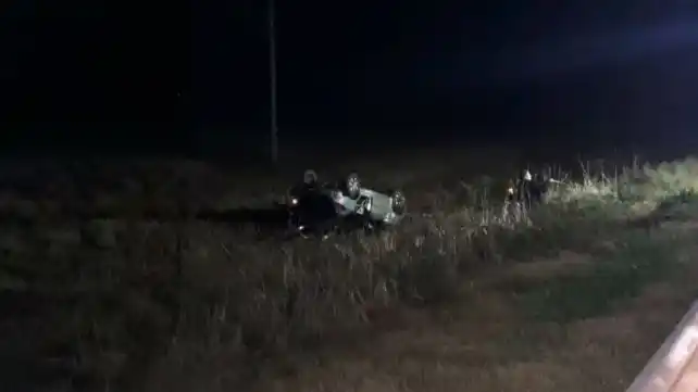 Ruta 33: un muerto y dos heridos al volcar un automóvil