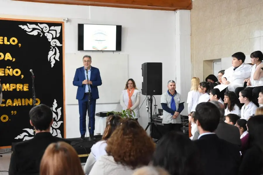 Castellano participó del acto por el centenario de la Escuela “Cristóbal Colón”