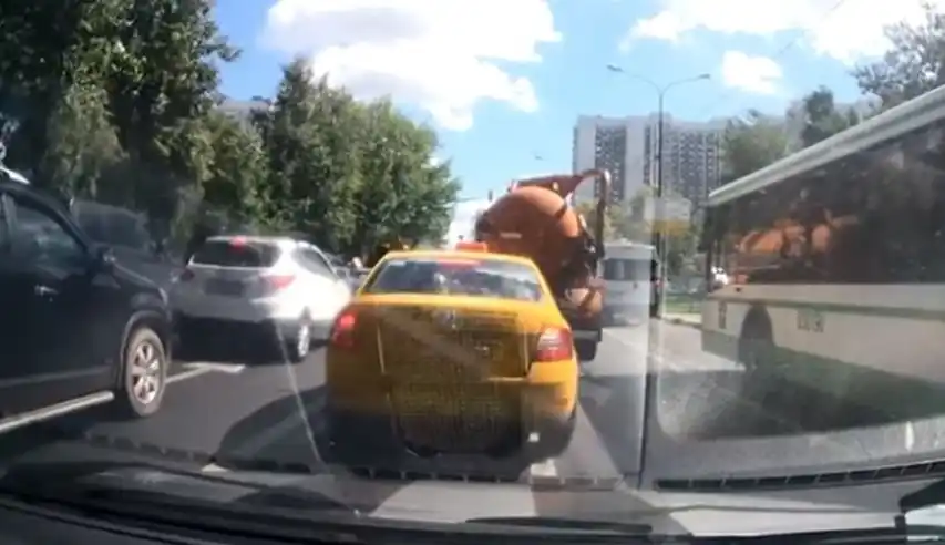 Video: Un camión lleno de materia fecal estalla en medio de la calle 