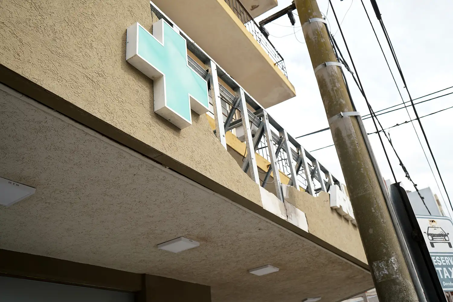 Rotura. Produjo el fuerte viento en el cartel de la farmacia de 57 y 64