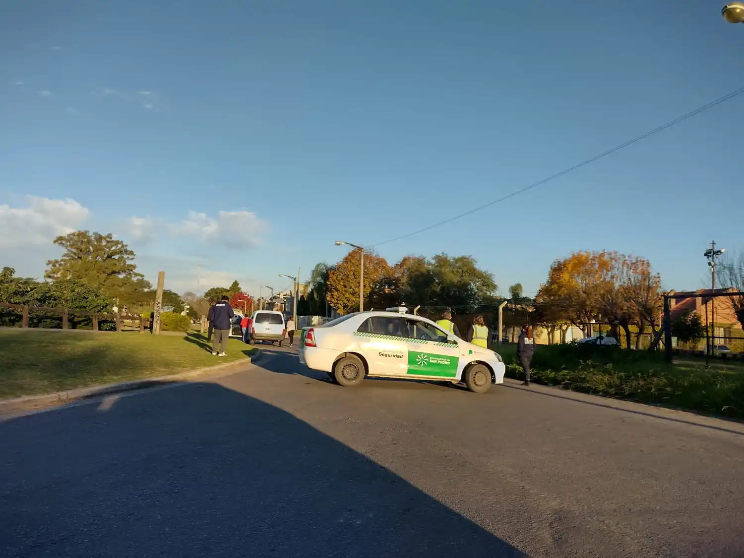 Accidente en el boulevard: un motociclista trasladado al Hospital tras impactar contra un auto