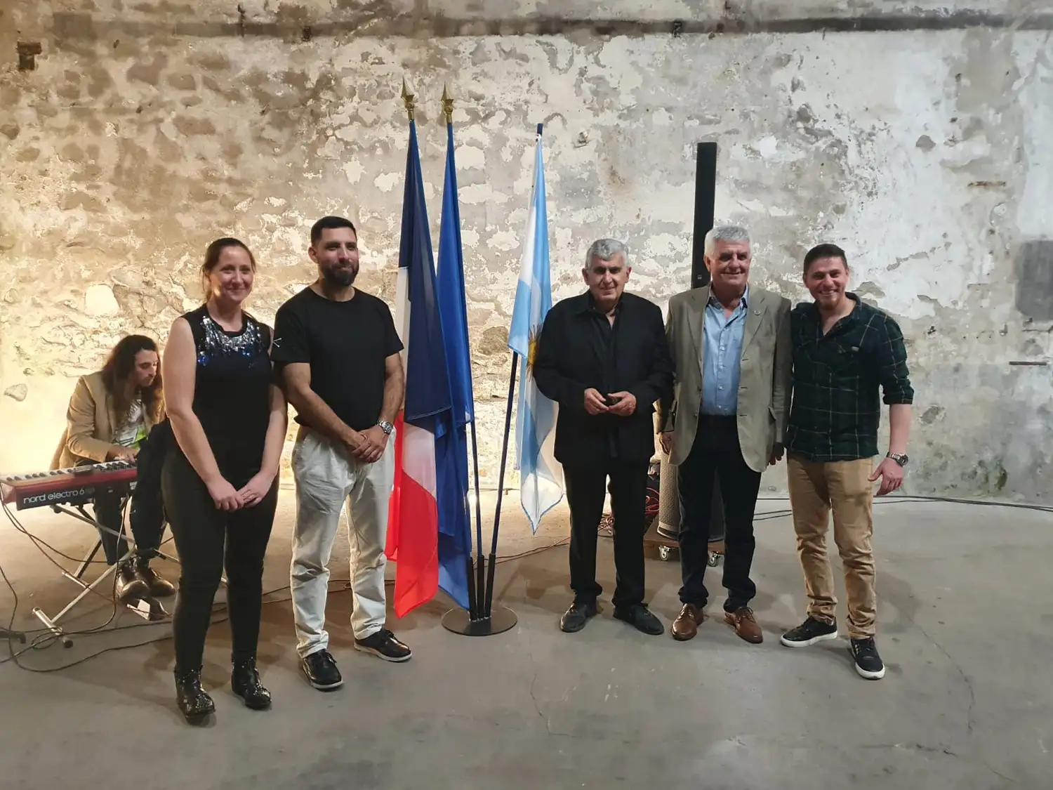 La comitiva local en la localidad francesa de Thiers, una de las capitales mundiales de la cuchillería.