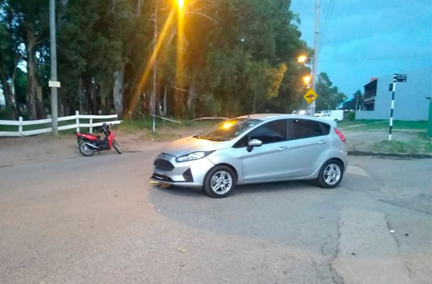 Dos mujeres se llevaron la peor parte: las chocó un auto en el barrio Alfar