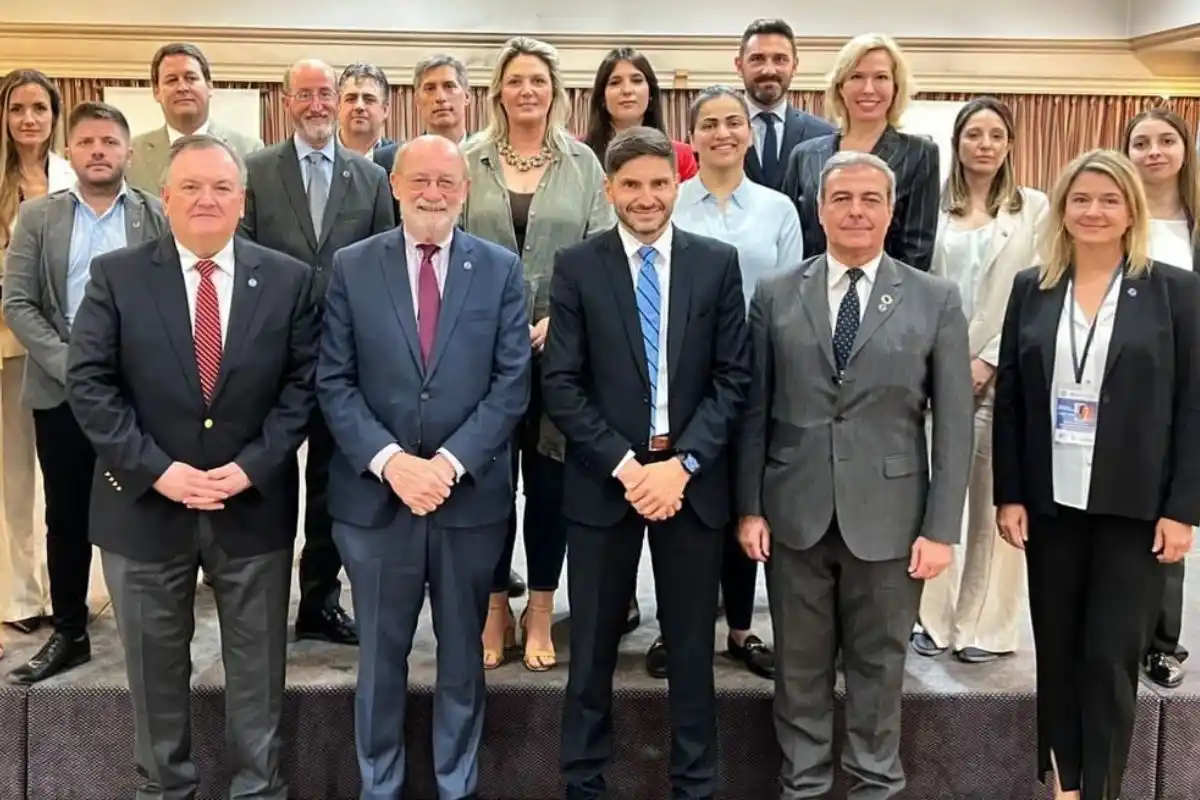 Pullaro y futuros funcionarios con la delegación de California.
Foto: Prensa Pullaro.