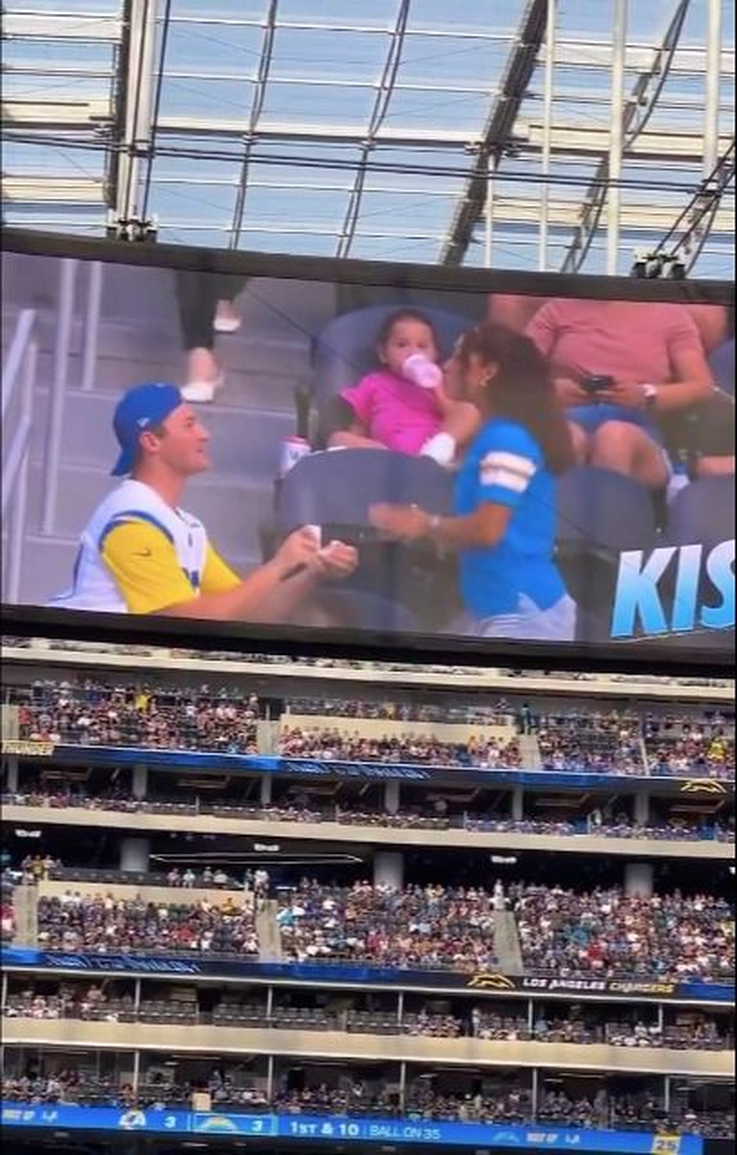 ¿Fake? Catastrófica petición de matrimonio en el partido de los Rams