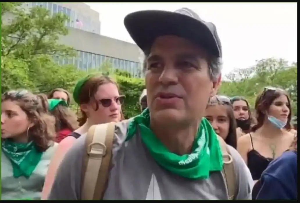 El actor Mark Ruffalo marchó en favor del derecho al aborto junto a sus hijas adolescentes