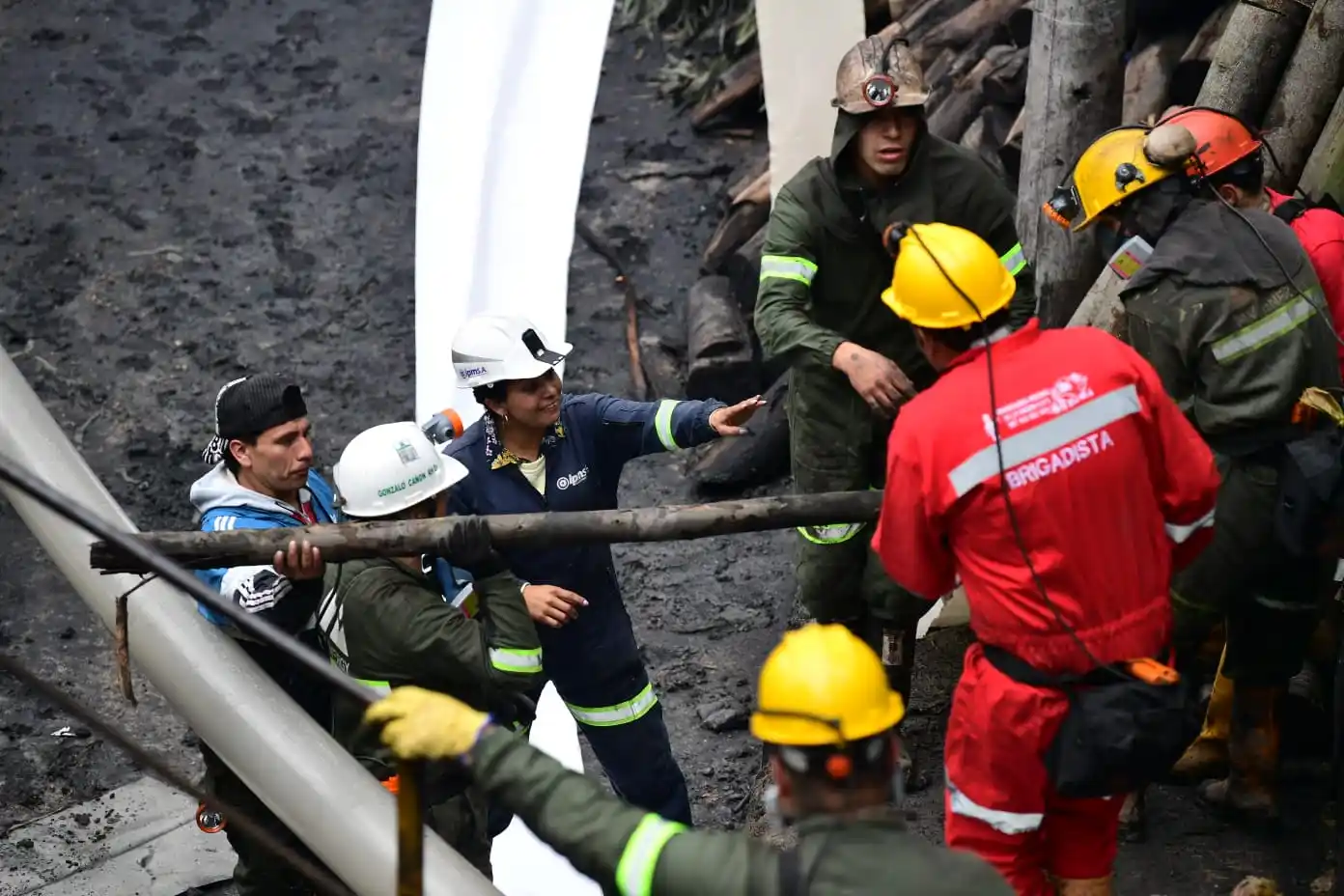 ¡Titánico! Rescatan a mineros atrapados en una mina de carbón (+Video)