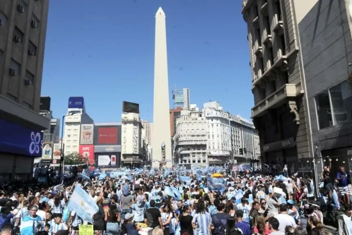 Miles de argentinos desbordados esperan en el Obelisco a los Campeones