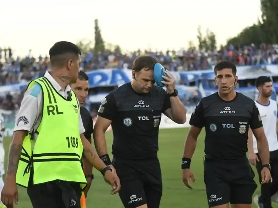 Diego Martín fue impactado en el frente con un tubo de PVC lanzado desde una de las populares del Estadio Malvinas Argentinas.