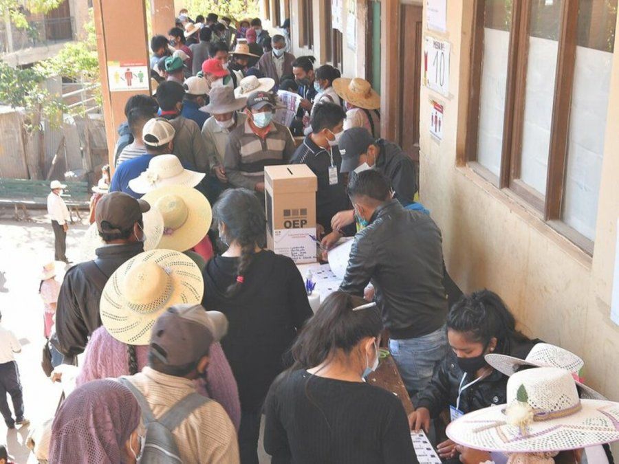 Elecciones de Bolivia, se espera los resultados con Arce y Mesa en punta