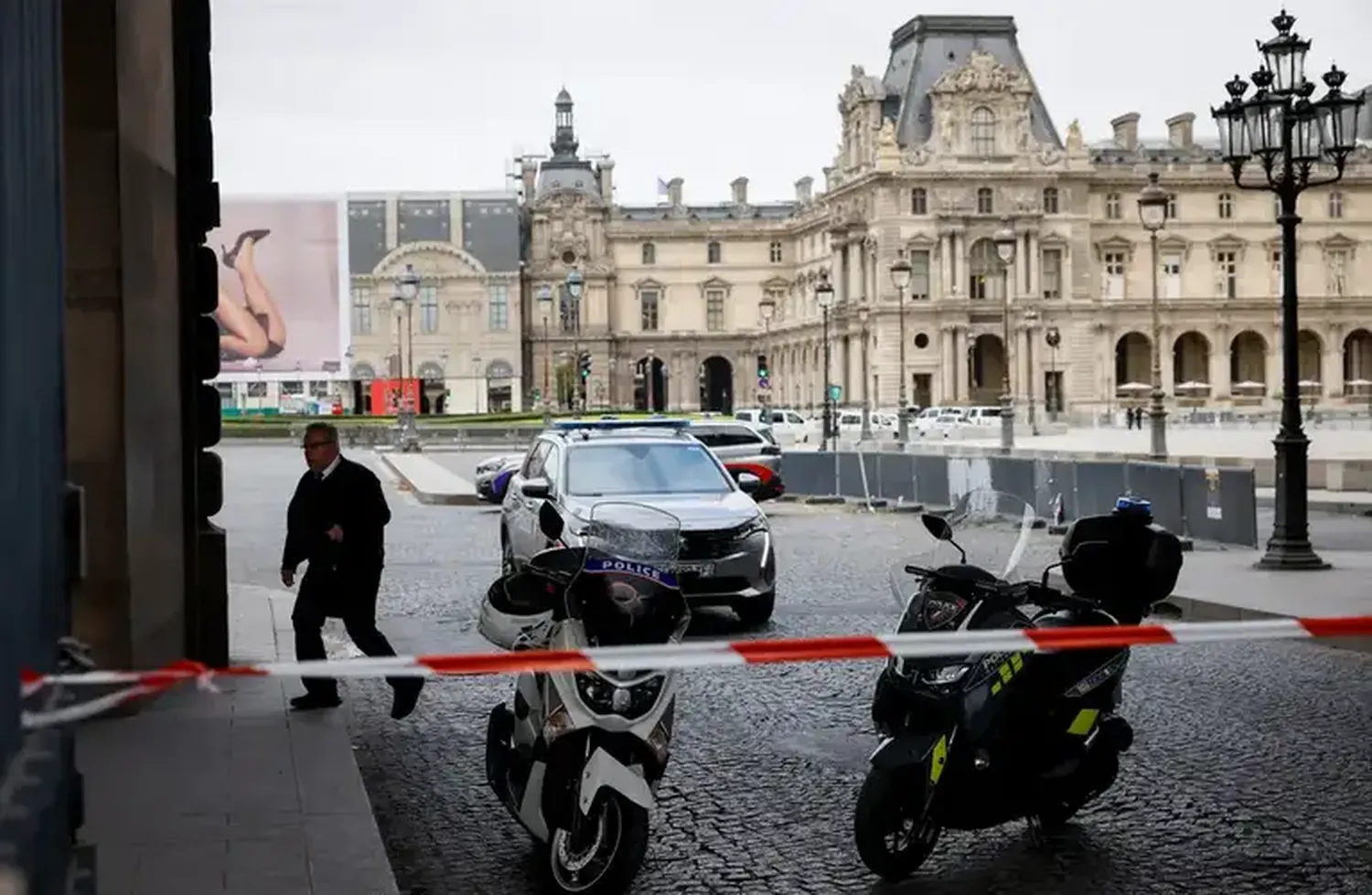 El palacio está situado a unos 25 kilómetros de París.