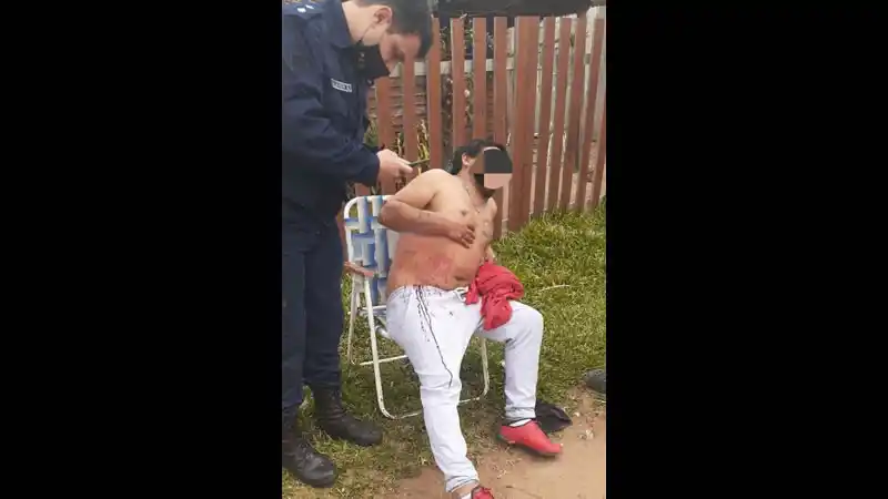 Fue a reclamar por un robo en su casa y terminó apuñalado