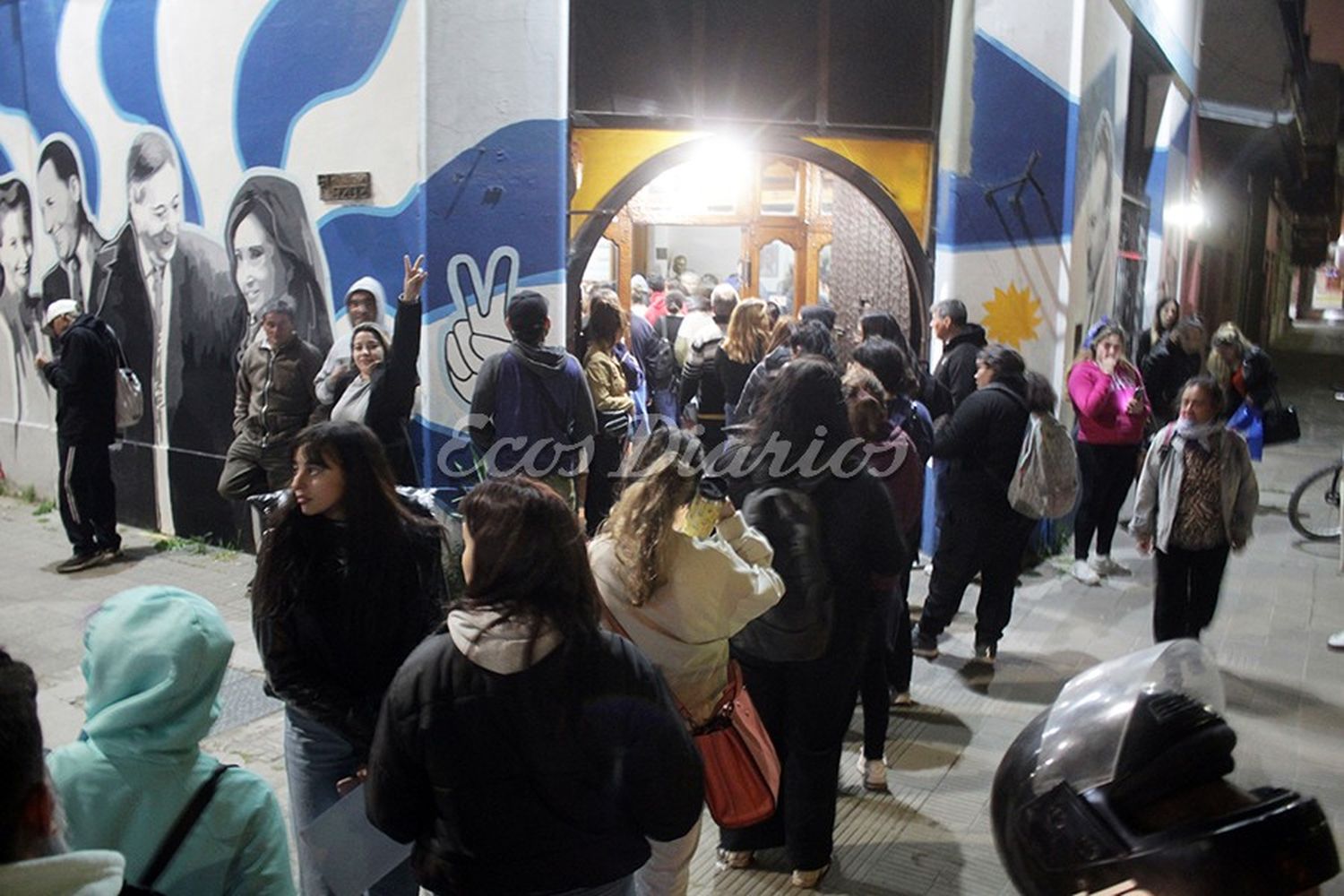 Partido Justicialista. La noche del domingo los militantes se acercaron a la sede de 61 y 70