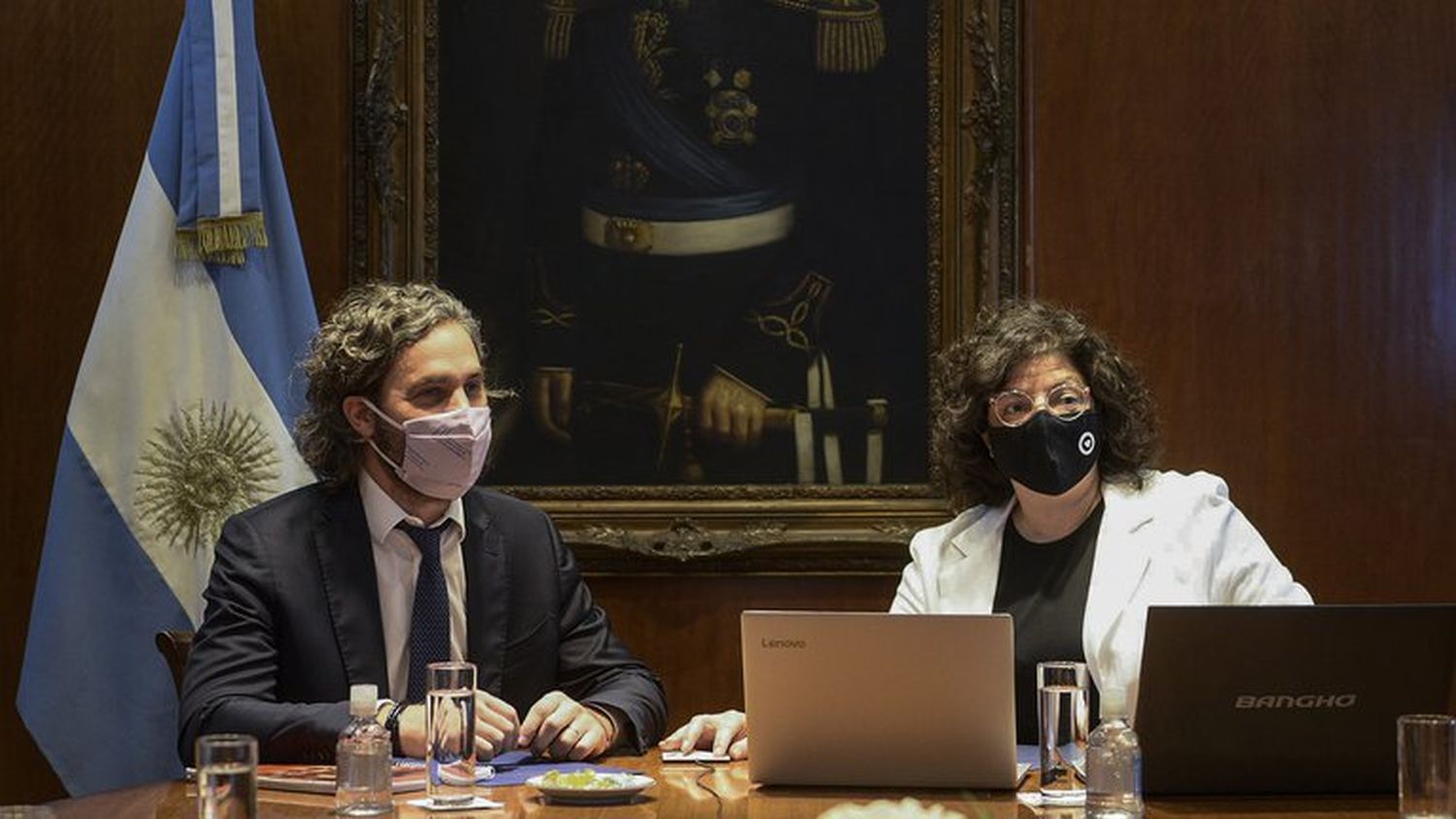 El Gobierno empezará a inmunizar a los docentes con el millón de dosis de la vacuna china