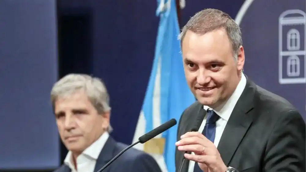 Investigan detalles del viaje de Adorni a Punta del Este y suma otra polémica por una casa en un country