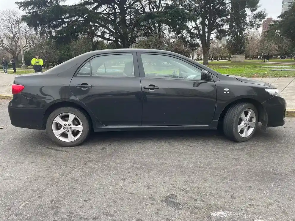 El auto Toyota Corolla con el que el subcomisario embistió a las mujeres (FOTO: Infobae).