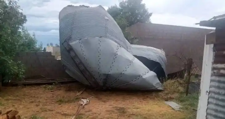 La Pampa: el viento voló un silo y cayó sobre el patio de una casa