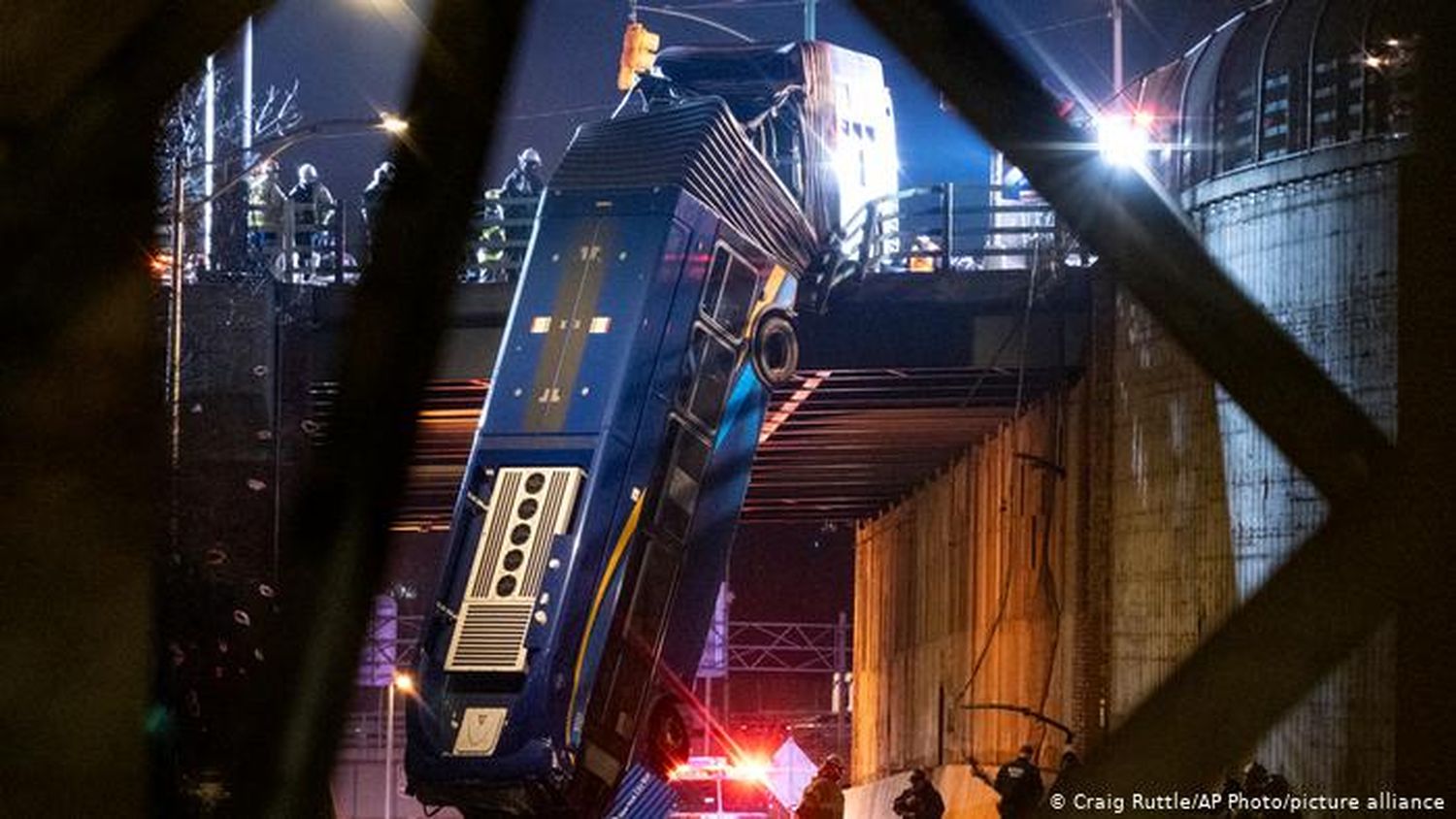 Un autobús quedó colgando de una autopista tras un accidente en Nueva York