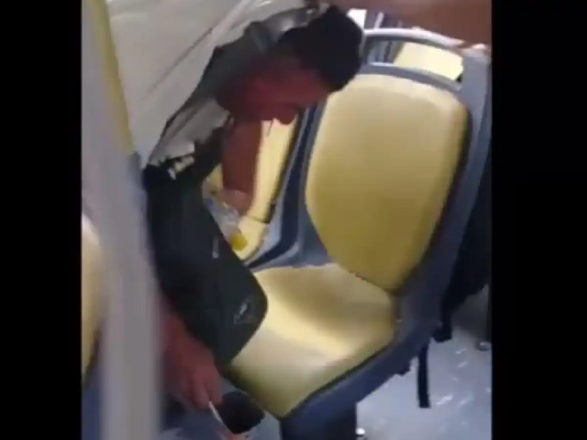 Se masturbó en un colectivo y los pasajeros lo bajaron a trompadas