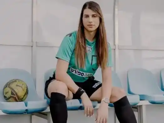 Sapir Berman se convierte en la primera árbitra trans en dirigir un partido internacional