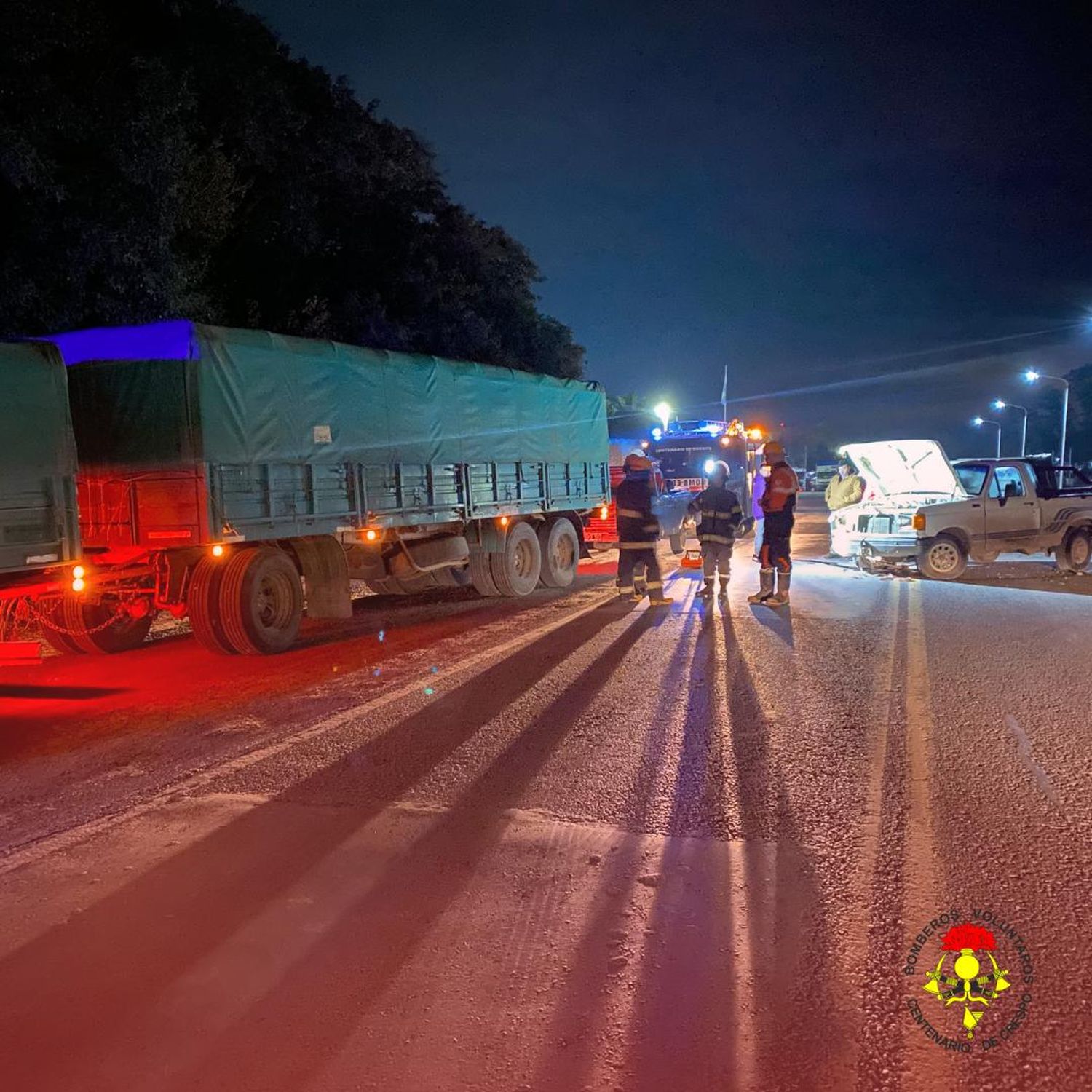 Colisión entre camión y camioneta deja a un menor con lesiones leves