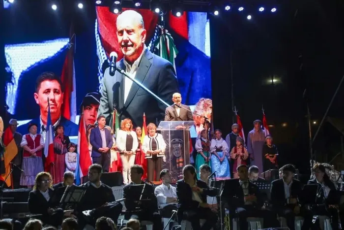 “A quienes fueron los impulsores de toda esa gesta gringa es un buen momento siempre para homenajearlo, para reconocer y para alentar a quienes hoy en la actualidad siguen haciendo agricultura y siguen forjando futuro”, expresó el gobernador.