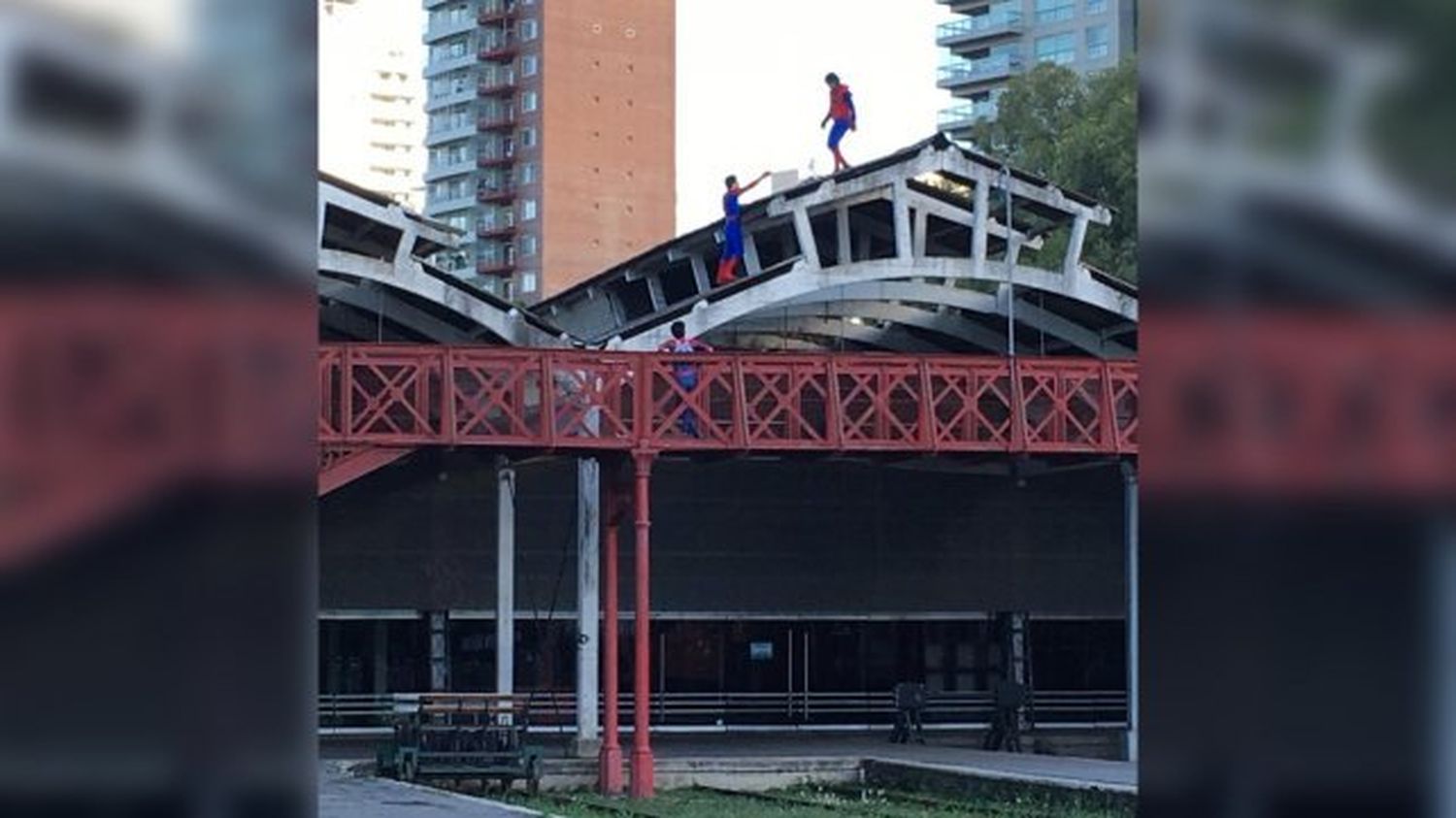 Rosario: disfrazado de “Hombre Araña”, cayó del techo y terminó en HECA