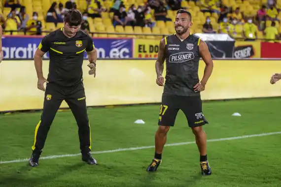 Tevez fue protagonista de una noche con tandilenses