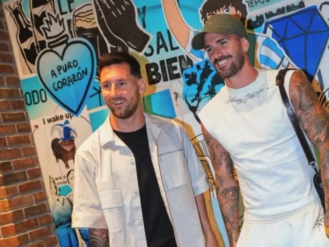 Messi llegó junto a De Paul el domingo por la noche a la concentración argentina en Kansas City. Foto:@Argentina