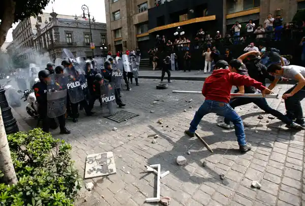 México: 14 detenidos tras dura protesta por alumnos desaparecidos