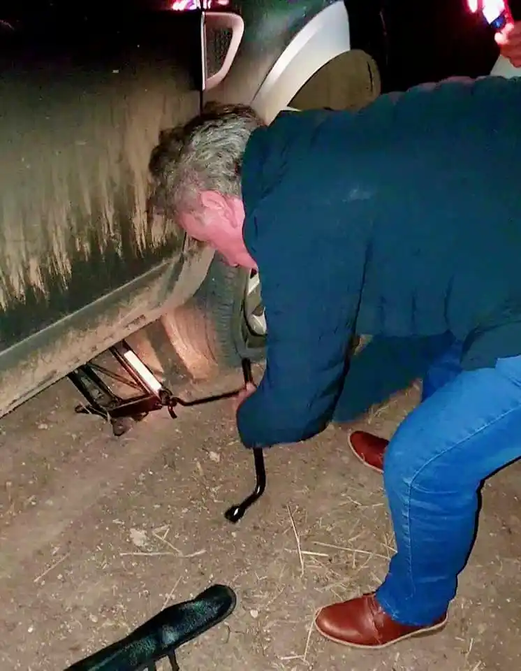 ¡Tuvimos la suerte de poder contarla, este es el estado de nuestras rutas!, publicó Schneider