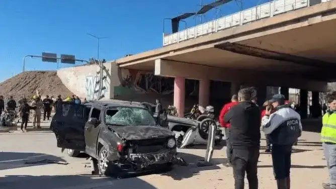 Dos automóviles chocaron mientras circulaban sobre el viaducto.