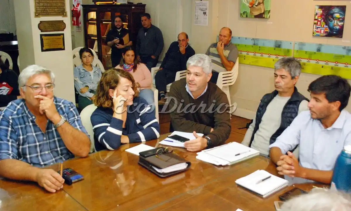 Reunión de comisión. Los concejales Juan Pedro Arabarco, Adriana Pérez, Mauro Velázquez, Alejandro Bidegain y Rodrigo Irigoyen