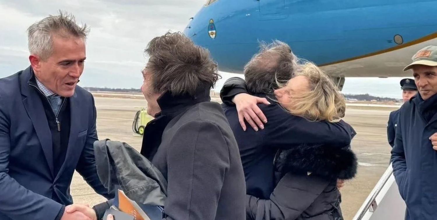 El primer mandatario argentino arribó en el avión presidencial a la Base Militar Andrews.