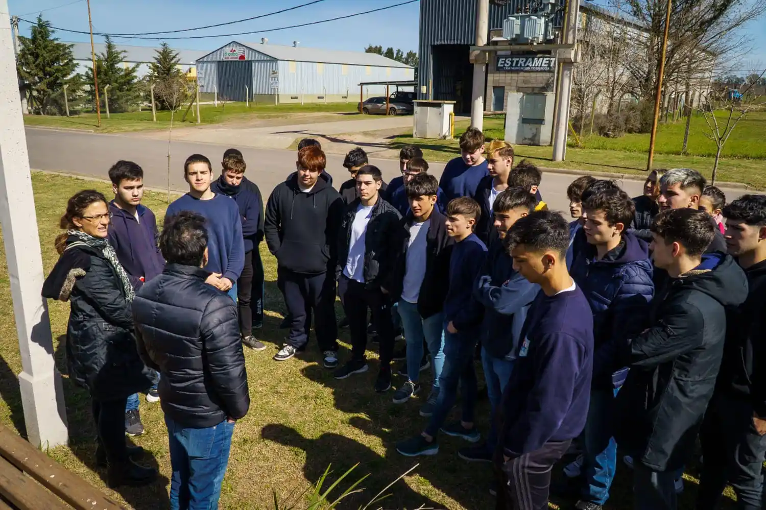 El intendente Leonel Maximino dialogó con los jóvenes.