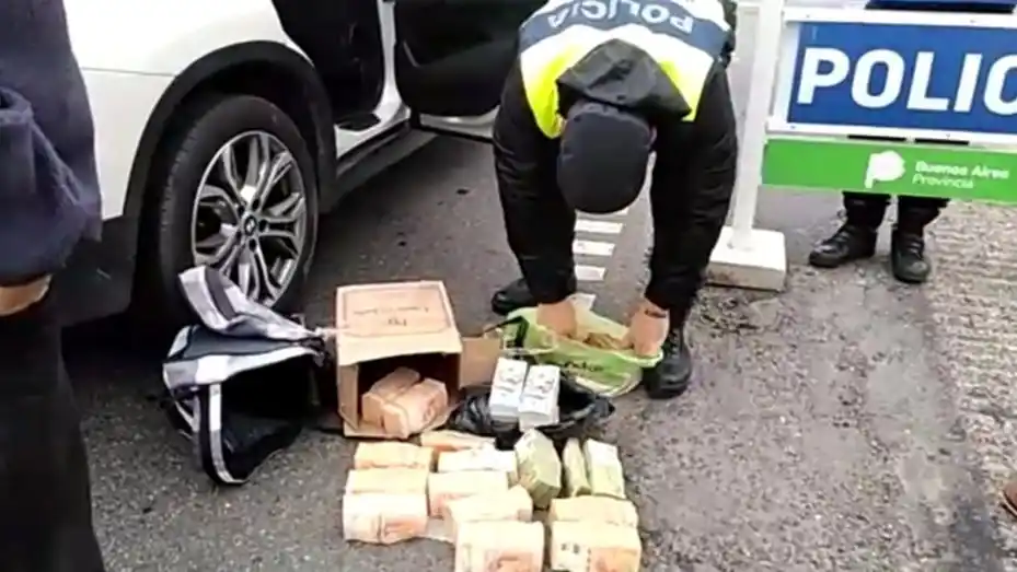 Secuestra $9 millones y un auto de alta gama: el conductor no pudo explicar su origen