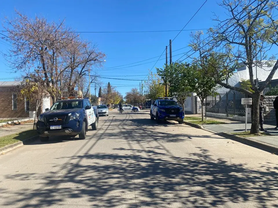 Asaltaron, maniataron y golpearon a un vecino en la región exigiéndole dólares: huyeron en un auto robado