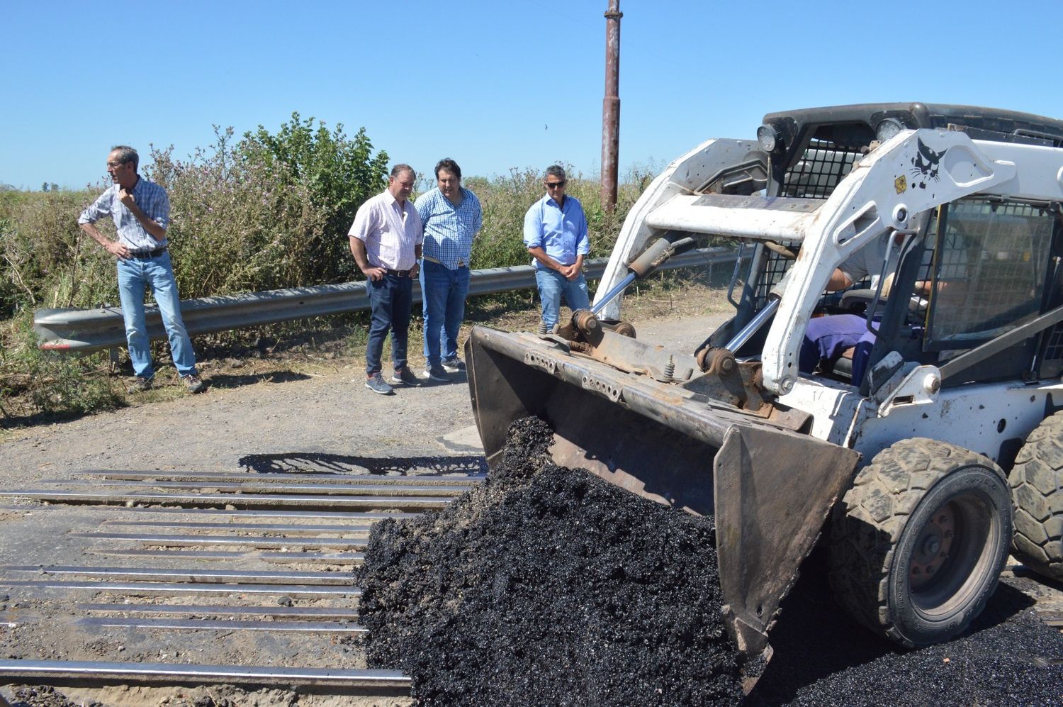 Obra de mantenimiento en el cruce de vías que van a Maggiolo y la ruta 33