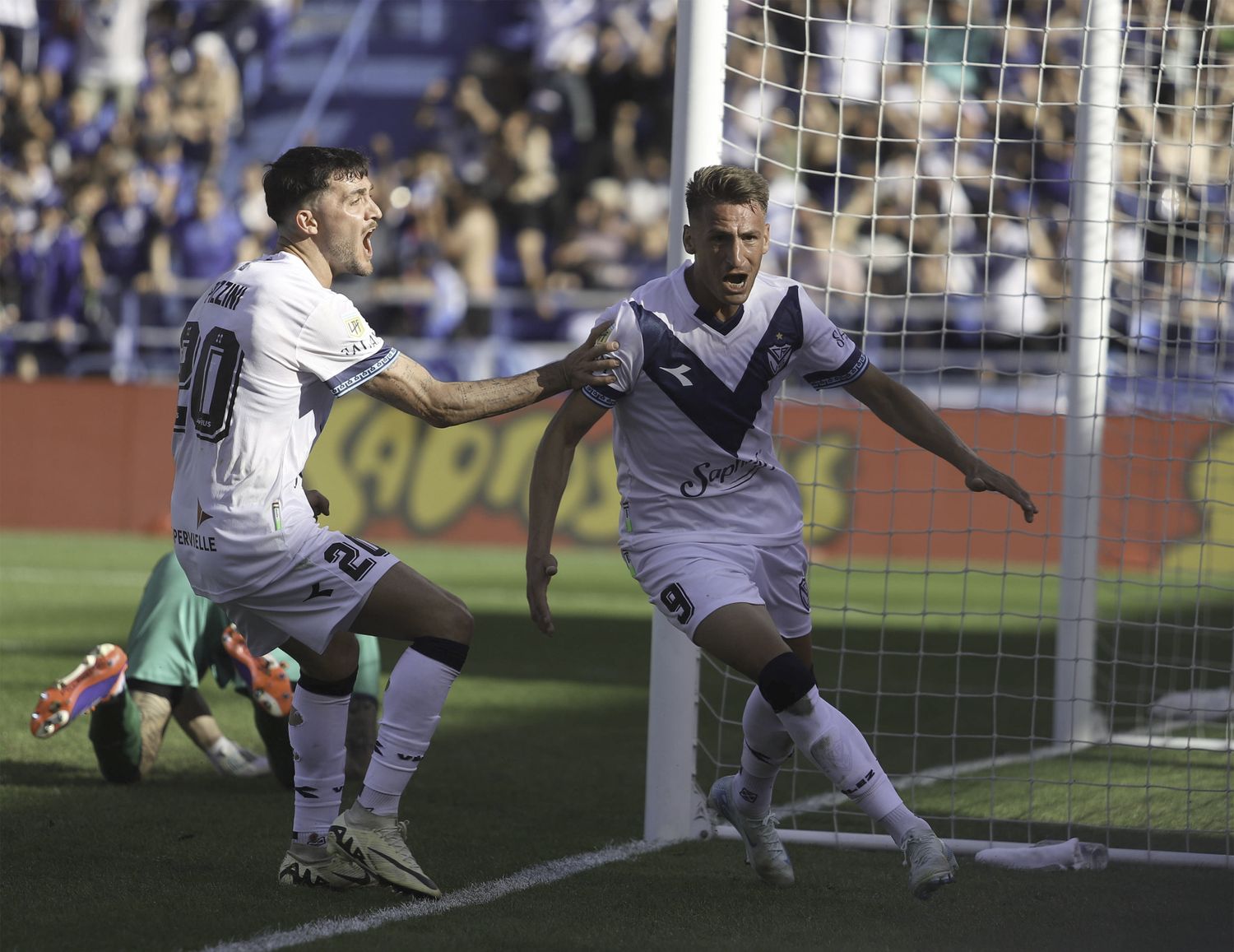 Romero inicia el festejo del gol de la victoria.