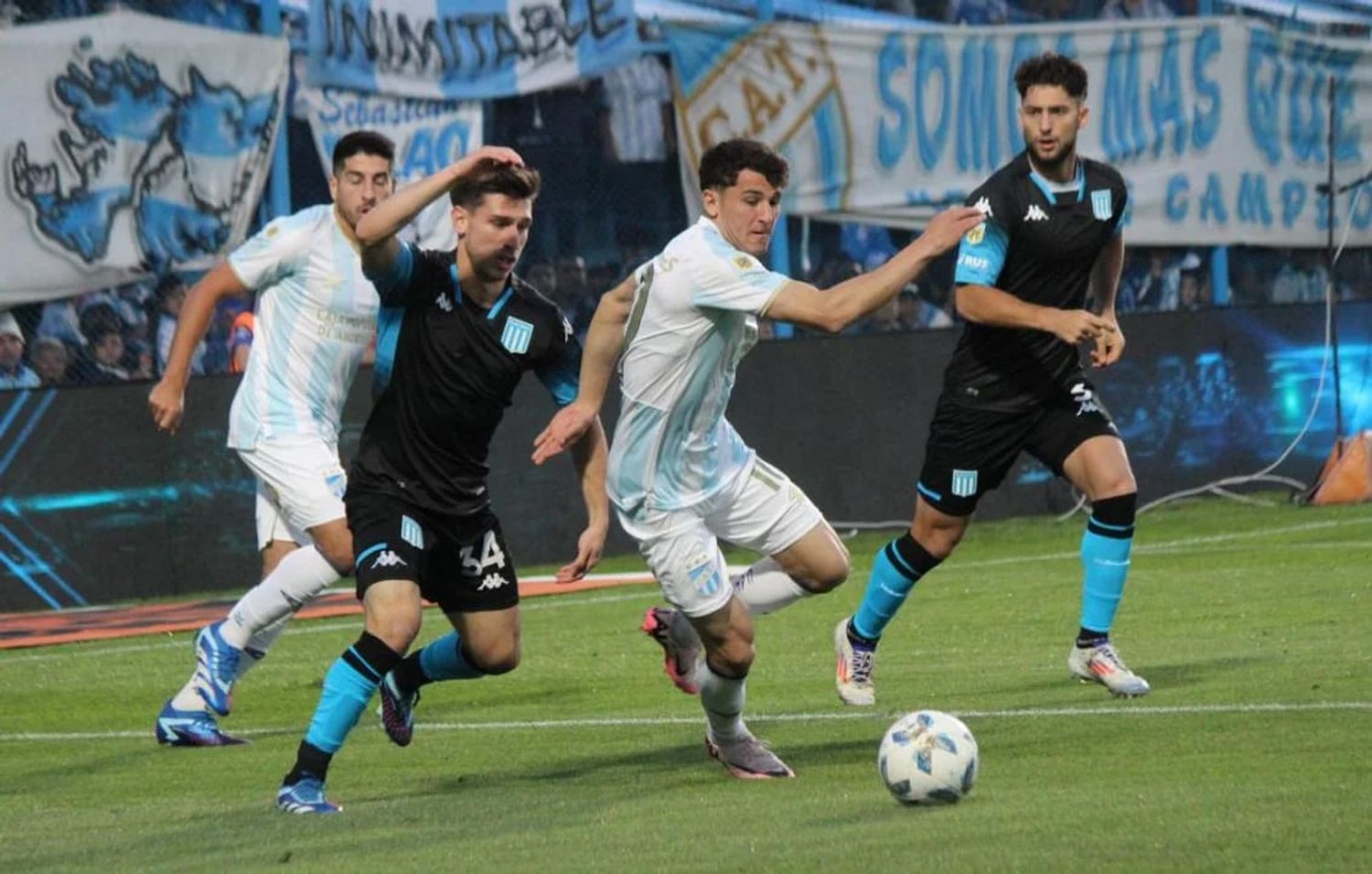 Racing perdió frente a Atlético Tucumán por la Liga Profesional y se alejó de Vélez