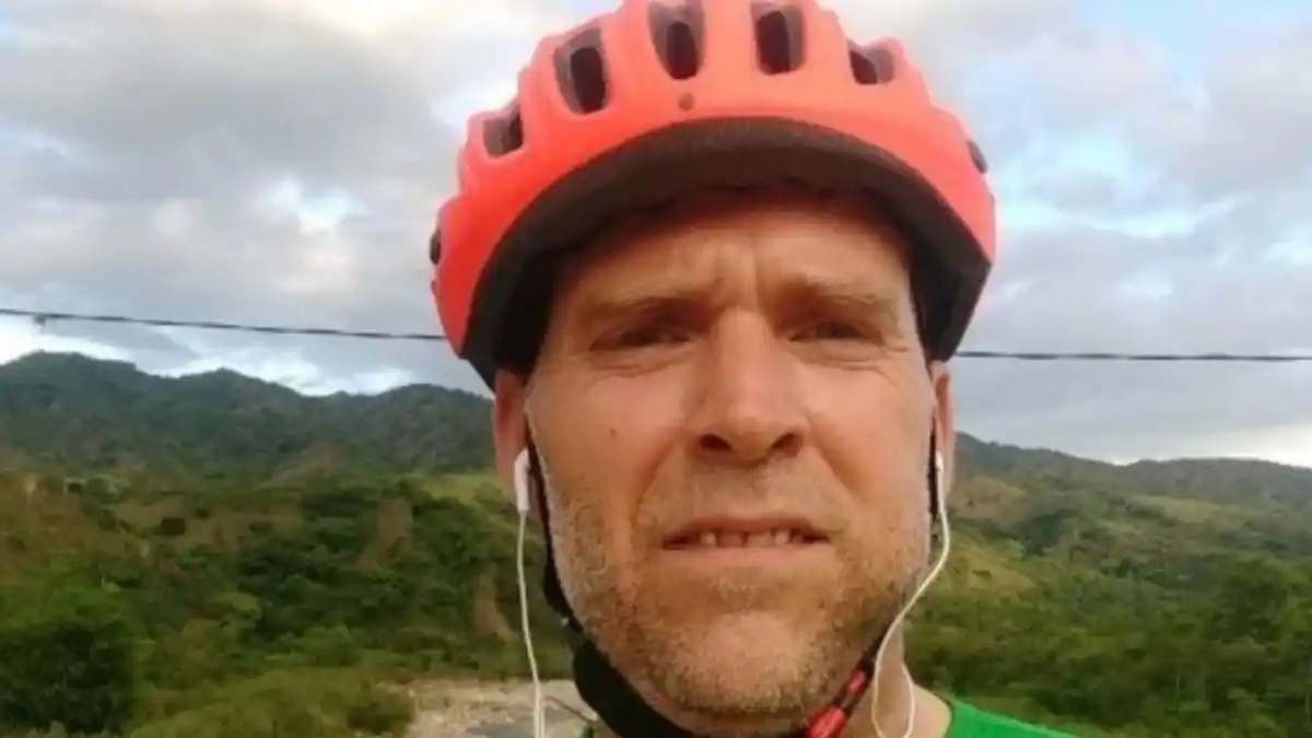 Le tiraron combustible y prendieron fuego a un ciclista en una ruta de Salta