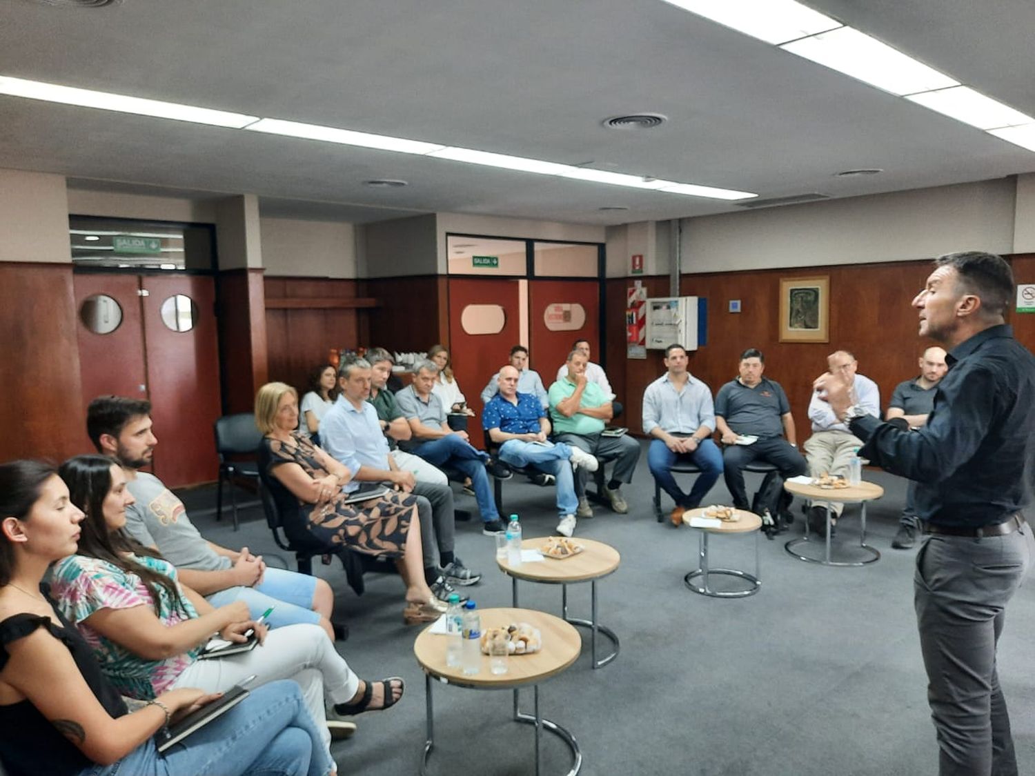 El consultor Carlos Sosa brindó una disertación que fue seguida con sumo interés por los participantes.