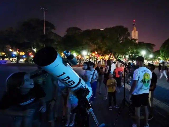 La actividad es gratuita y abierta a todo público. No requiere inscripción previa.