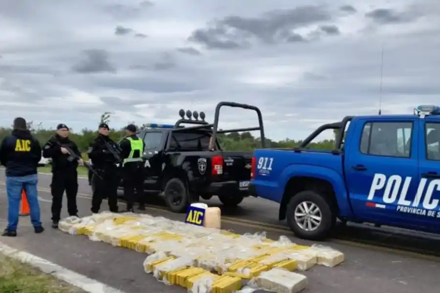 Una camioneta abandonada, 490 kilos de drogas y cinco nuevos presos en Rosario