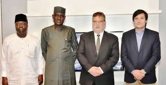 �SFortalecer las  relaciones culturales y avanzar en relaciones comerciales⬝